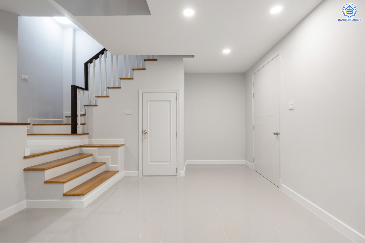 บ้านมือสอง ทาวน์โฮม 3 ชั้น หลังมุม ม.พลัสซิตี้พาร์ค เกษตร-นวมินทร์ เนื้อที่ 33.60 ตร.ว. ฟังก์ชัน 3 ห้องนอน 4 ห้องน้ำ จอดรถได้ 2 คัน บนทำเลศักยภาพ เชื่อมต่อถนนหลายสาย เข้าเมืองก็เป็นเรื่องง่าย ใกล้รถไฟฟ้าสายเขียวอ่อน สถานี "ม.เกษตรศาสตร์" และ ใกล้จุดขึ้นทางด่วน "ฉลองรัช"...